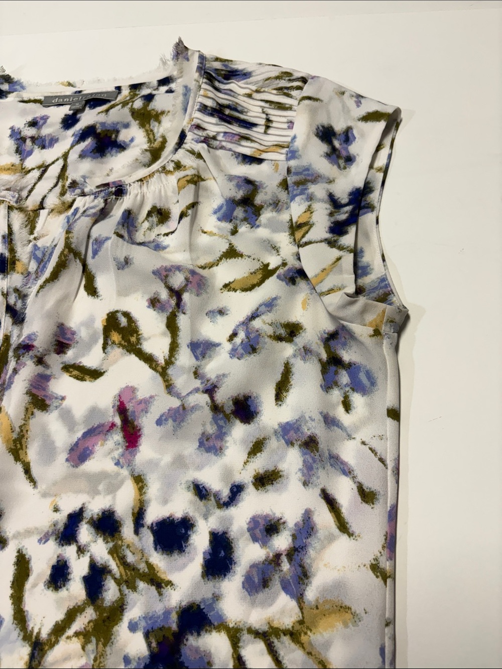 Daniel Rainn White Floral Notch-Neck Cap Sleeve Blouse Women’s size medium - Picture 6 of 9
